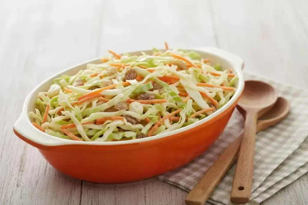 Foto de Coleslaw Salada de Repolho pronto para servir - receita completa com ingredientes e modo de preparo