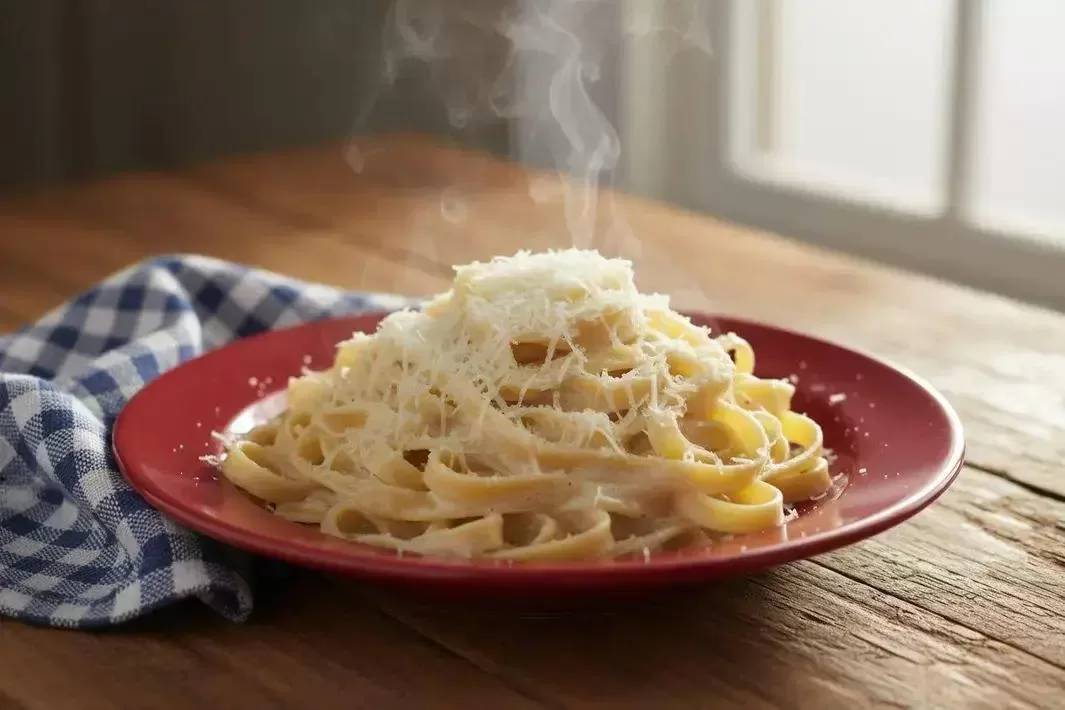 Foto de Macarrão ao Molho Branco pronto para servir - receita completa com ingredientes e modo de preparo